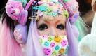 Eine junge Japanerin schützt sich mit einer Atemmaske im Stadtteil Shibuya in Tokio vor fremden Blicken. Das Verhüllen des Gesichts ist ein neuer Trend unter japanischen Jugendlichen, die sich damit sicherer fühlen, wenn sie sich in der Öffentlichkeit bewegen. Foto: dpa