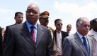 (Zusammenfassung 0615) Zuma-Mission in Tripolis offenbar ohne Durchbruch
Vorspann:	
Text:	
Der Vermittlungsmission des südafrikanischen Präsidenten Zuma bei Libyens Machthaber Gaddafi wurden schon im Vorfeld kaum Chancen eingeräumt. Außer dem Austausch bereits bekannter Positionen gab es bei dem Treffen in Tripolis offenbar auch nicht viel Neues.

Tripolis (dpa) - Die Vermittlungsmission des südafrikanischen Präsidenten Jacob Zuma bei dem libyschen Machthaber Muammar al-Gaddafi ist nach Medienberichten ohne Durchbruch geblieben. Zwar habe Zuma vor seinem Abflug aus Tripolis mitgeteilt, dass Gaddafi sich erneut zu einer von der Afrikanischen Union (AU) vorgeschlagenen Waffenruhe bereiterklärt habe, berichtete der arabische Nachrichtensender Al-Dschasira in der Nacht zum Dienstag. Auf den von den libyschen Aufständischen und vielen westlichen Staaten sowie Russland geforderten Rücktritt des seit 42 Jahren herrschenden Despoten sei er aber nicht eingegangen.

Wenige Stunden nach der Abreise Zumas wurden aus der Umgebung von Tripolis erneut schwere Explosion gemeldet. Außerdem sei am frühen Dienstagmorgen der Lärm von Kampfflugzeugen in der libyschen Hauptstadt zu hören gewesen, berichtete der US-Sender CNN.

Zuma war am Montag in Tripolis mit Gaddafi zusammengetroffen, um über einen Lösung des Konflikt zu beraten. Dabei sollte es dem Vernehmen nach auch um eine mögliche «Exit-Strategie» für Gaddafi gehen. Beobachter hatten den Bemühungen von vornherein wenig Chancen eingeräumt.

Gaddafi habe sich bereiterklärt, die von der AU geforderte Waffenruhe umzusetzen, sagte Zuma laut CNN kurz vor seiner Abreise vor Journalisten auf dem Flughafen von Tripolis. Diese sehe jedoch auch ein Ende der Nato-Bombardierungen vor. Auch Gaddafi habe deutlich gemacht, dass eine Feuerpause für alle Beteiligten gelten müsse. Den Libyern müsse die Chance gegeben werden, untereinander über die Zukunft ihres Landes zu sprechen, habe Gaddafi gefordert.

Im April war eine erste Vermittlungsmission Zumas in Libyen bereits ohne Erfolg geblieben. Die Übergangsregierung in Bengasi hatte den AU-Friedensplan abgelehnt, da er nicht der Rücktritt Gaddafis beinhaltete. Zudem forderten die Rebellen, dass er sich vor Gericht verantworten muss.

Auf Bildern des libyschen Staatsfernsehen von dem Zuma-Besuch am Montag war Gaddafi erstmals seit mehr als zwei Wochen wieder zu sehen. Die Nato hatte in der jüngsten Zeit ihre Angriffe auf Tripolis verschärft. Unter anderem wurde auch das Bab al-Asisija-Militärlager bombardiert, in dem Gaddafi sich häufig aufhalten soll.

CNN berichtete von zwei schweren Explosionen, die Tripolis am frühen Dienstagmorgen im Abstand von nur fünf Minuten erschüttert hätten. Die Regierung habe später mitgeteilt, dass der erste Nato-Angriff einer Baustelle des Militärs in Abu Sita, rund 10 Kilometer vom Stadtzentrum entfernt, gegolten habe. Woher die zwei Explosion rührte, war zunächst nicht bekannt.

# dpa-Notizblock Foto: dpa