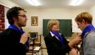 Die Leiterin des Leipziger Schulmuseums, Elke Urban, hilft am Dienstag (30.09.08) in einem Klassenzimmer aus DDR-Zeiten Besuchern beim Umbinden des Pionierhalstuches. Das Schulmuseum sammelt Material zur Schulgeschichte sowie Unterrichtsmittel aus verschiedenen Jahrhunderten. Besucher koennen verschiedene Unterrichtssituationen aus der Vergangenheit miterleben.

Foto: Sebastian Willnow/ ddp  Foto: ddp