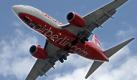 Ein Flugzeug der Fluggesellschaft airberlin fliegt mit ausgefahrenem Fahrwerk unter leicht bewölktem Himmel (Foto vom 09.07.2009). airberlin sei, nach einer in der Zeitschrift Aero International veröffentlichten Sicherheitsrangliste des deutschen Flugunfall-Untersuchungsbüros JACDEC (Jet Airliner Crash Data Evaluation Centre), die einzige deutsche Fluggesellschaft, welche bis zu jenem Zeitpunkt in den vergangenen 30 Jahren keinen Unfall mit Todesfolge oder irreperablen Flugzeugschäden zu beklagen hatte. Weltweit seien es 17 der 60 größten Airlines. Foto: dpa