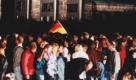 Das Archivbild vom 09.11.1989 zeigt jubelnde Menschen auf der Berliner Mauer vor dem Brandenburger Tor. Nach der Öffnung eines Teils der deutsch-deutschen Grenzübergänge in der Nacht vom 9. auf den 10. November 1989 reisten Millionen DDR-Bürger für einen kurzen Besuch in den Westen. In der Folge wurde die innerdeutsche Grenze abgebaut, seit dem 3. Oktober 1990 ist Deutschland wieder vereint. dpa (zu dpa-Themenpaket: 'Zehn Jahre Wende/Mauerfall' vom 01.11.1999) Foto: dpa