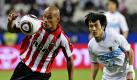 Clemente Rodriguez von den Estudiantes de la Plata's kämpft gegen No Byung Jun von den Pohang Steelers um den Ball. Dieses Spiel findet im Rahmen des semiprofessionellen Club World Cup in Abu Dhabi, Vereinigte Arabische Emirate, statt. Foto: ap