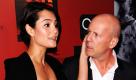 Schauspieler Bruce Willis besucht gemeinsam mit seiner Frau, dem ehemaligen Victoria's Secret-Model Emma Heming, die Premiere seines neuen Films Red im Museum of Modern Art in New York und muss sich dabei die ein oder andere Liebkosung gefallen lassen, auch wenn Actionheld Willis dabei irgendwie gar nicht begeistert ausschaut. Foto: ap