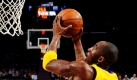 Kobe Bryant (24) von den L.A. Lakers macht einen Dunking zum Punktgewinn gegen die L.A. Clippers in einem Spiel der Vorsaison der NBA. Foto: ap