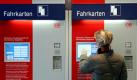 Eine Frau bedient auf dem Ostbahnhof in Berlin einen Automaten, an dem Fahrkarten der Deutschen Bahn für Fahrten in ganz Deutschland erworben werden können (Archivfoto vom 08.01.2005). Auf Millionen Reisende kommen an diesem Sonntag beim Fahrplanwechsel der Bahn Änderungen zu. Foto: Soeren Stache dpa/lbn +++(c) dpa - Bildfunk+++
 Foto: dpa