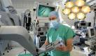Im Operationssaal der Klinik für Urologie am Universitätsklinikum Jena zeigt der Urologe Marc-Oliver Grimm in Jena einen neuen Operationsroboter. Der zwei Millionen Euro teure DaVinci-Roboter nutzt eine Steuerkonsole, an der der Operateur sitzt und die vier Roboterarme mit chirurgischen Instrumenten steuert. Ein Ärzteteam der Klinik entfernte damit seit Wochenbeginn vier Krebspatienten die Prostata. Künftig soll das Gerät auch bei Nierenoperationen und bestimmten gynäkologischen Eingriffen zum Einsatz kommen. Foto: dpa