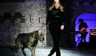 Neue Ideen müssen her: Ein männliches Model schreitet den Catwalk entlang  mit einem irischen Wolfshund im Schlepptau. So gesehen auf der Fashion Week in Paris. Foto: dpa
