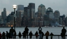 Spectators gather across the Hudson River in Hoboken, N.J., as rescue boats surround a U.S. Airways jet that went down in the water, Thursday, Jan. 15, 2009. The New York skyline is seen in the background. (AP Photo/Mike Derer) Foto: ap