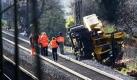 Eine entgleiste Baumaschine blockiert in Neef, nahe Koblenz, die Bahnstrecke zwischen Cochem und Bullay. Während der Bergungsarbeiten, die sich über den gesamten Nachmittag erstrecken sollen, verkehren zwischen Cochem und Bullay Busse.  Foto: dpa