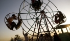 Afghan women wait as their children play on a swing in Kabul, Afghanistan, Friday, Oct. 9, 2009. (AP Photo/Farzana Wahidy) Foto: ap