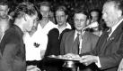 Fritz Walter war der beste deutsche Fußballer der Nachkriegszeit. 1951 holte er in Berlin mit dem 1. FC Kaiserslautern den ersten deutschen Meistertitel für die Pfälzer. DFB-Präsident Peco Bauwens (rechts) übergibt die Meisterschale, die unterlegene Mannschaft des SC Preußen Münster steht traurig daneben.
 Foto: dpa