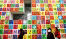Besucher der Shanghai Expo in China sehen sich den südkoreanischen Pavillon auf der chinesischen Weltausstellung an. Am Sonntag endet die Schau, die seit Mai Besucher aus aller Welt angelockt hat.  Foto: dapd