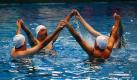 Die Schwimmer des deutschen Teams SyncroLibido zeigen bei den Gay Games 2010 in Köln ihr Können beim Synchronschwimmen. Bei den weltweit größten Sportveranstaltung in der schwul-lesbischen Bewegung wetteifern noch bis morgen rund 10.000 Sportler in 35 verschiedenen Sportarten um die ersten Ränge. Foto: ap