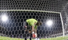 Rckholaktion:Es gibt Momente, da ist der Torwart der einsamste Mensch auf dem Platz. Wie der Goalie der Fiorentina, Sebastien Frey, nach dem 1:1-Ausgleichstreffer. Foto: dpa