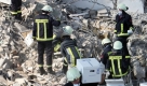Feuerwehrleute bargen in Köln Dokumente aus den Trümmern des Stadtarchivs. Zwei Menschen starben durch den Einsturz.
 Foto: dpa