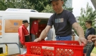 ARCHIV - Ehrenamtliche Mitarbeiter der Hamburger Tafel e.V. und einer sozialen Einrichtung tragen Kisten mit Backwaren aus einem Transporter. (Archivfoto vom 08.08.2008). Die tiefe Rezession zeigt auch erste Auswirkungen bei den Armen-Tafeln in Deutschland. Die Spendeneinnahmen seien um ein Drittel eingebrochen, sagte die Gründerin der Hamburger Tafel. Auch bei der Berliner Tafel sind weniger Lebensmittelspenden zu verzeichnen. Beide zusammen versorgen knapp 40 000 Bedürftige pro Woche. Die 800 Tafeln in Deutschland, die Lebensmittel einsammeln und an Bedürftige weitergeben, sorgen sich in Anbetracht der Krise um ihr bisher hohes Spenden-Niveau. Foto: Jens Ressing dpa/lno (zu lno-Korr: ''Hier bricht was weg' - Rezession erreicht auch Lebensmittel-Tafeln' vom 04.03.2009) +++(c) dpa - Bildfunk+++ Foto: dpa