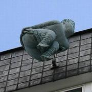 Steinfigur bläst sich einen (Foto)