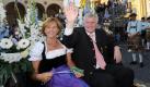 Der bayerische Ministerpräsident Horst Seehofer und Gattin fuhren per Kutsche zur Wiesn. Foto: dpa