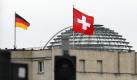 Die Fahne der Schweiz auf dem Dach der Schweizer Botschaft in Berlin: In die Schweiz gebrachtes Vermögen deutscher Bürger aus den vergangenen zehn Jahren soll mit bis zu 41 Prozent besteuert werden. Foto: Wolfgang Kumm  Foto: dpa