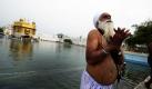 Ein Sikh badet in dem heiligen Becken vor dem goldenen Tempel in Amritsar, Nordindien. Der Tempel ist ein Heiligtum der Sikh-Religion, die in Indien sehr verbreitet ist. Die Gläubigen verehren das Buch Guru Granth Sahib, welches heute vor 407 Jahren geschrieben wurde. Zu dem Jubiläum treffen sich Sikhs vor dem Goldenen Tempel baden und beten. Foto: dpa