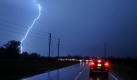 Ein Naturschauspiel erlebten die Autofahrer in Bossier City, Louisiana, als ein Blitz in der Nähe der Straße aufblitzte. Nachteil des Gewitters: der Verkehr kam durch Sturmschäden auf den Straßen ins Stocken. Foto: ap