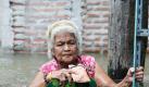 Bis zur Brust steht dieser Frau in einem nördlichen Vorort von Bangkok das Wasser. Foto: Narong Sangnak Foto: dpa