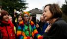 Margret Wintermantel, Präsidentin der deutschen Hochschulrektorenkonferenz, spricht vor dem Wissenschaftszentrum in Bonn mit Studenten. Mehrere tausend Studenten aus ganz Deutschland demonstrierten in Bonn gegen die Bildungsmisere und für massive Reformen. Foto: dpa