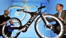 Jens Buder (links) und Professor Stephan Odenwald von der Technischen Universität Chemnitz betrachten den Prototyp des E-Bikes Voltist. Bruder, der Leiter Forschung und Entwicklung der Storck Bicycle GmbH zeigt die in den Rahmen integrierten Antriebskomponenten und die dynamische Anpassung der Motorunterstützung durch ein GPS-fähiges Smartphone. Der Prototyp soll 2012 in Serie gehen. Foto: dpa