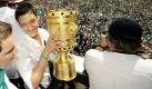 Bremens Mesut Oezil (2.v.l.) haelt am Sonntag (31.05.09) in Bremen auf dem Rathausbalkon bei der Feier zum Gewinn des DFB-Pokals den DFB-Pokal. Werder Bremen hatte am Samstag (30.05.09) in Berlin gegen Bayer 04 Leverkusen den DFB-Pokal gewonnen.  Foto: ddp