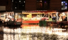 Sturmtief Sören drückte in der Nacht zum Sonntag das Wasser der Elbe auf den Fischmarkt am Hamburger Hafen. Foto: dpa