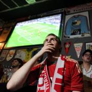 Nervosität am Stehtisch abbauen - So stehen Fans das Spiel durch (Foto)
