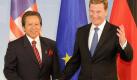 Bundesaußenminister Guido Westerwelle (FDP, r) trifft am Mittwoch (04.08.2010) in Berlin den Außenminister von Malaysia, Dato'Sri Anifah Bin Haji Aman. Im Zentrum des Treffens standen neben bilateralen Themen Fragen der Regionalarchitektur Asiens. Foto: Tim Brakemeier dpa +++(c) dpa - Bildfunk+++ Foto: dpa