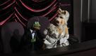 Ebenfalls fein herausgeputzt waren Miss Piggy und Kermit von den Muppets. Sie im Prinzessinnenkleid und mit toupierten Haaren, er klassisch im Smoking. Foto: ddp images