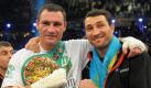 Der Zwillingsbruder hat gut lachen: Wladimir Klitschko musste seinen Bruder Vitali und Kevin Johnson trennen, weil sich beide kurz nach Kampfende noch in die Haare bekamen. Foto: dpa