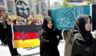 Turkish muslim women carry a symbolic coffin with pictures of Marwa el Sherby during a protest against the death of Marwa El Sherbiny, in front of the German Consulate in Istanbul, Turkey on 17 July 2009. The Egyptian victim Marwa El Sherbiny was stabbed to death by the defendant in a courtroom in Dresden, Germany on 01 July 2009. The stabbing happened shortly before the woman, aged 32, was to give evidence in an appeal lodged by the man against a conviction for insulting behaviour. EPA/TOLGA BOZOGLU +++(c) dpa - Bildfunk+++ Foto: dpa