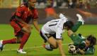 Miroslav Klose (m) scheitert an Belgiens Torwart Logan Bailly (r). Foto: dpa