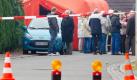 Absperrungen und ein Zelt sind am Montag (01.11.2010) am Unglücksort in Schmalkalden zu sehen. Ein fast 40 mal 15 Meter großer Krater hat sich mitten in einem Wohngebiet im thüringischen Schmalkalden gebildet. Wie eine Polizeisprecherin in Suhl mitteilte, riss das Loch in der Nacht zum Montag auf und verschluckte ein Auto. Der Krater sei rund 20 Meter tief. Foto: Michel Reichel dpa/lth +++(c) dpa - Bildfunk+++ Foto: dpa