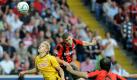 Der Frankfurter Sebastian Jung (M) erzielt per Kopfball das 1:0 gegen Düsseldorfs Johannes van den Bergh. Foto: dpa