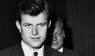 FILE - In this Feb. 22, 1962 file photo, Edward Ted Kennedy is pictured in guesthouse of the Berlin Senate on Feb. 22, 1962. He celebrated his 30th birthday. Kennedy, has died after battling a brain tumor his family announced early Wednesday Aug. 26, 2009. In background walks Willy Brandt, then mayor of Berlin who later became chancellor. (AP Photo/Reichert) Foto: ap