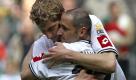Nach dem Spiel umarmt Stefan Kießling (l.) Oliver Neuville. Dieser steht kurz vor dem Abschied aus Mönchengladbach und muss möglicherweise seine Karriere beenden. Foto: ddp