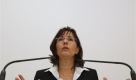 Die hessische SPD Landesvorsitzende Andrea Ypsilanti, stellt den neuen Spitzenkandidaten fuer die Neuwahlen im Januar 2009, Thorsten Schaefer-Guembel, am Samstag, 8. November 2008 auf einer Pressekonferenz nach der Parteiratssitzung in Frankfurt am Main vor. (AP Photo/Daniel Roland) ---Andrea Ypsilanti of the Social Democratic Party SPD is seen during a news conference in Frankfurt, central Germany, on Saturday, Nov. 8, 2008. (AP Photo/Daniel Roland) Foto: ap