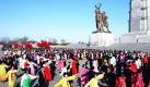 Jugendliche tanzen auf einem Platz in Pjöngjang zu Ehren des 68. Geburtstag des nordkoreanischen Diktators Kim Jong Il.  Foto: ap