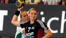 Nationalspielerin Natalie Augsburg (rechts) wirft auf das ungarische Tor. Foto: dpa