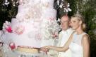 This photo provided by the Monaco Palace Sunday July 3, 2011 shows Prince Albert II of Monaco and Princess Charlene of Monaco cutting their wedding cake, Saturday July 2, 2011 after their religious ceremony in Monaco. (AP Photo/Eric Mathon, Monaco Palace) EDITORIAL USE ONLY Foto: dapd