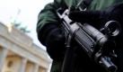 So offene Polizeipräsenz wie hier vor dem Brandenburger Tor in Berlin soll es in nächster Zeit zunächst nicht mehr geben, wenn es nach Bundesinnenminister Thomas de Maiziere (CDU) geht. Der will trotz weiter bestehender Terrorgefahr den sichtbaren Polizeischutz zurückfahren. Diese Maßnahme sei zu verantworten, wenngleich kein Anlass zur Entwarnung besteht, sagte der Minister in Berlin. Foto: dapd