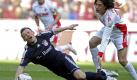 Die Zuschauer in Köln sehen ein kampfbetontes Spiel und dürfen am Ende über einen Punkt jubeln (1:1). Hier zeigt Bayerns Ivica Olic (l.) gegen Kölns Pedro Geromel vollen Körpereinsatz. Foto: ddp