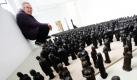 Neben mehreren tausend gleichen Figuren posiert der Künstler Siegfried Neuenhausen (79) im Kunstverein Hannover. Neuenhausen hat sie eigens für die Ausstellung Kleine Welten geschaffen. Die winzigen Herren mit Hut und Mantel formieren sich zu Aufmärschen, umkreisen ein liegendes Opfer oder drängen sich zu einem Menschenpulk. Foto: dpa