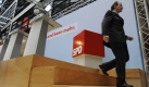 Bei der Bundestagswahl im September 2009 fuhr die SPD nur 23 Prozent ein. Es war das schlechteste Ergebnis für die Genossen in der Nachkriegsgeschichte. Bereits einen Tag später deutete Müntefering seinen Rücktritt an. Beim Parteitag in Dresden soll ihn nun Sigmar Gabriel im Amt des Vorsitzenden beerben. Foto: news.de/dpa
