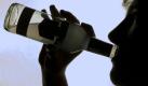 ARCHIV - ILLUSTRATION - Ein Jugendlicher trinkt in Schwerin aus einer Flasche ein alkoholhaltiges Mixgetränk (Foto vom 07.09.2009). Nach Jahren mit rückläufigen Opferzahlen zeichnet sich für 2009 erstmals wieder ein Zuwachs bei Unfalltoten in Mecklenburg-Vorpommern ab. Nach Angaben des Innenministeriums verloren bis zum 29. Dezember im Land 151 Menschen nach Unfällen ihr Leben. Zwar ging die Zahl der registrierten Unfälle unter Alkoholeinfluss um etwa ein Viertel zurück. Doch spielt Alkohol gerade bei schweren Unfällen immer noch eine große Rolle. Foto: Jens Büttner dpa/lmv (zu KORR.-Bericht 'Schwere Unfälle nach Alkoholkonsum - Wieder mehr Unfalltote 2009' vom 29.12.2009) +++(c) dpa - Bildfunk+++
 Foto: dpa