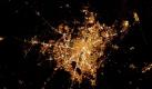 This image provided by NASA Thursday March 18, 2010 shows the Houston metropolitan area at night in this image photographed by an Expedition 22 crew member on the International Space Station. Houston, Texas has been called the 'energy capital of the world' due to its role as a major hub of the petroleum and other energy resource industries. Houston proper is at center, indicated by a 'bull's-eye' of elliptical white to orange-lighted beltways and brightly lit white freeways radiating outwards from the central downtown area. (AP Photo/NASA)  Foto: AP